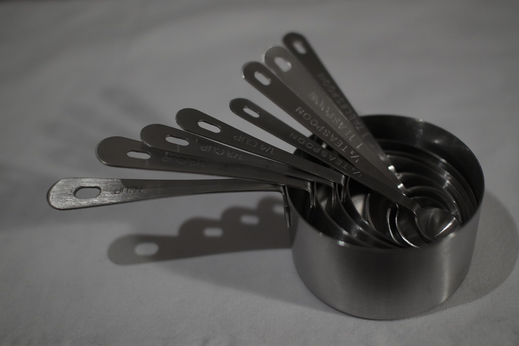 une image montrant des tasses à mesurer en ml et cl