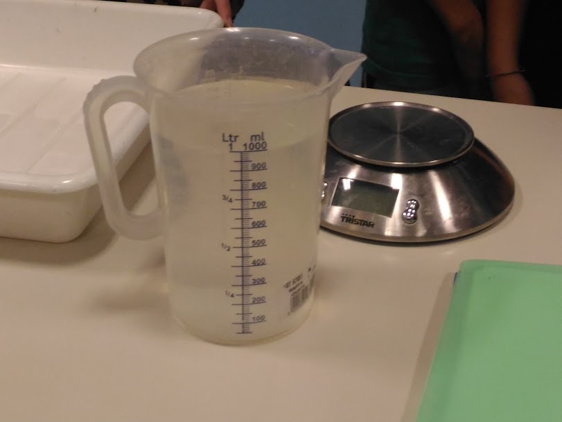 Une tasse à mesurer d'un litre